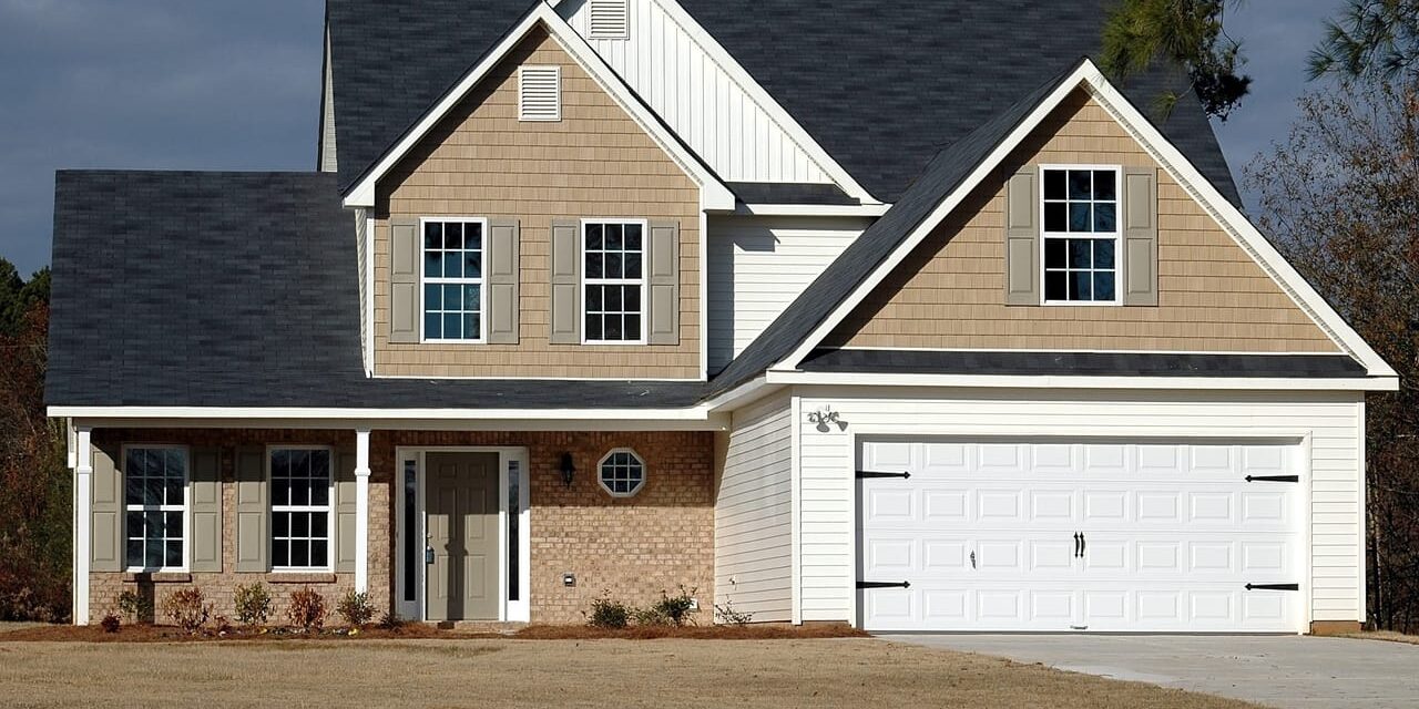 What Style of Garage Door Complements My House?